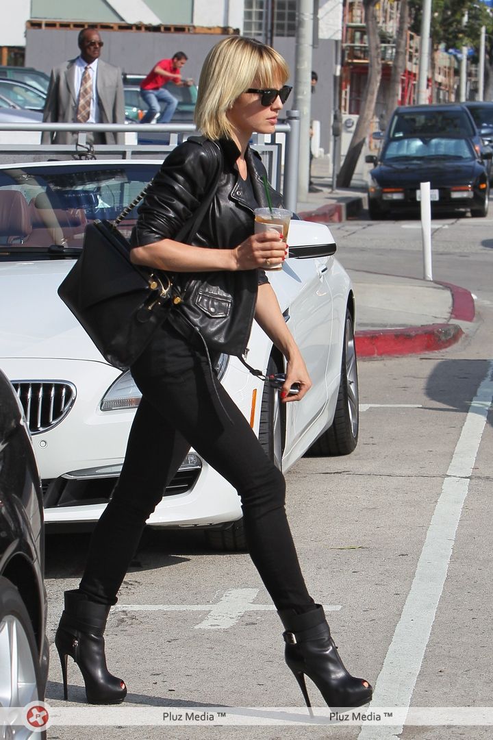 Mena Suvari departs Urth Caffe on Melrose Avenue | Picture 107058